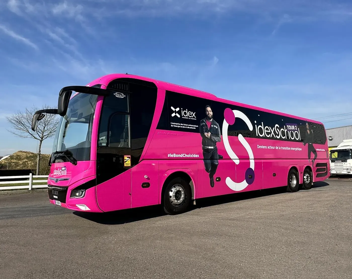 Bus formation aménagé en bureaux de recrutement pour Idex School Tour